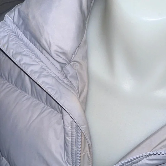 The North Face Women's Light Gray Puffer Jacket - Picture 3 of 5